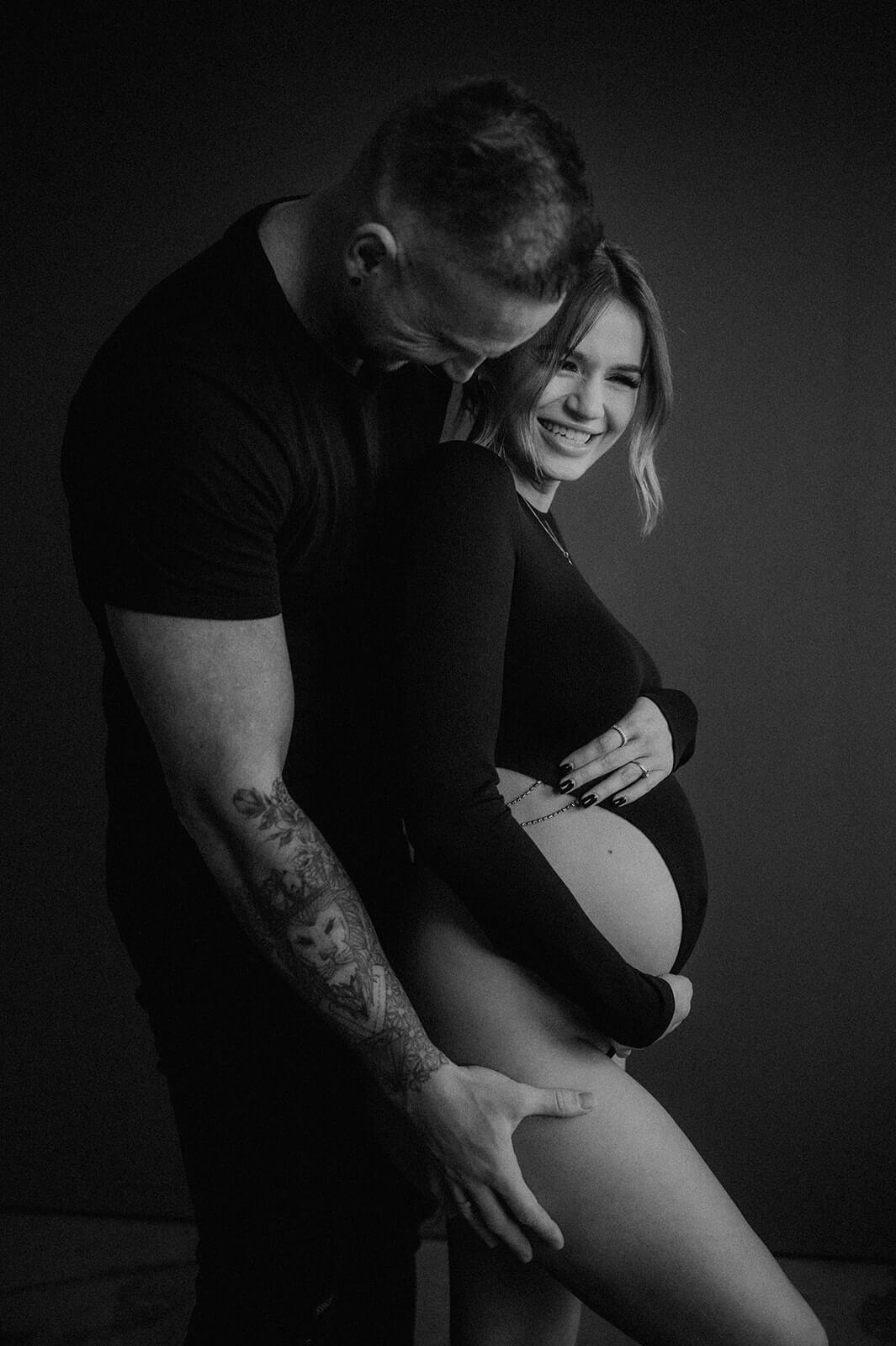 Babybauch Shooting Düsseldorf Köln NRW Modern Elegant Studio Fotos Ideen